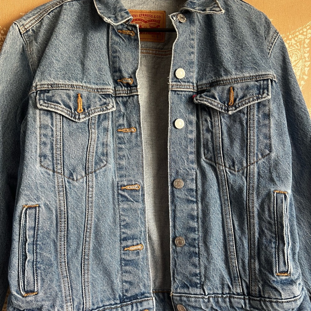 Levi’s Best Selling Original Denim Trucker Jacket Size Small - Picture 2 of 7